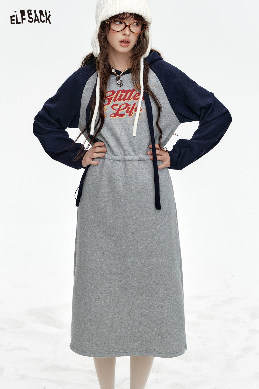 ELFSACK Hooded long women dress with raglan sleeves, contrasting letter print, waist drawstring