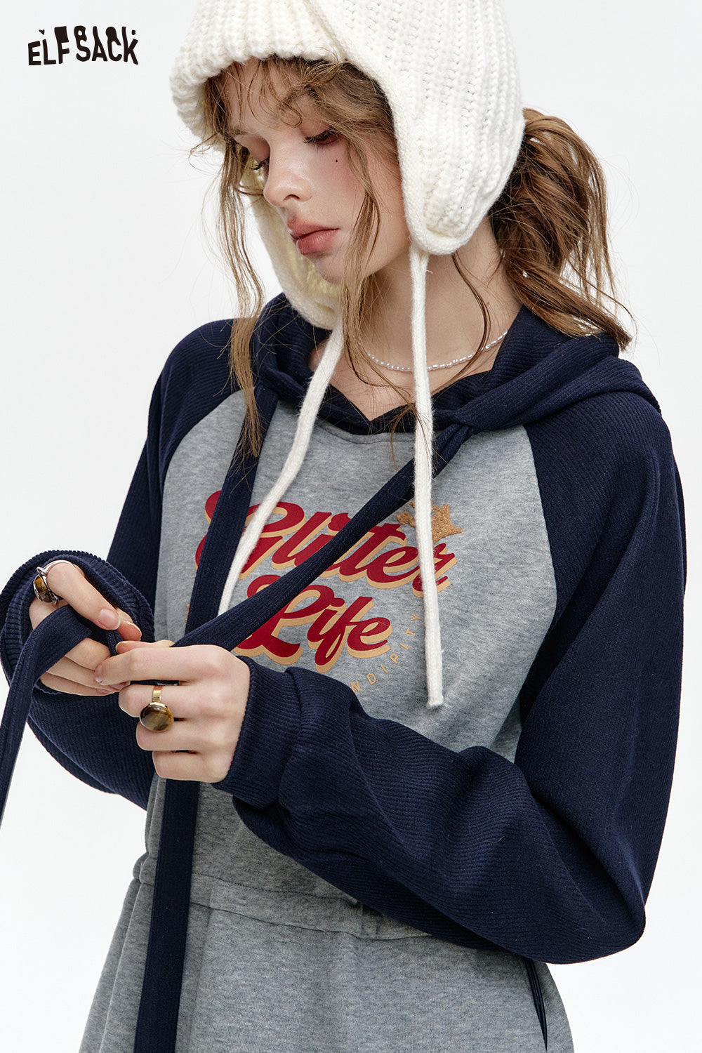 ELFSACK Hooded long women dress with raglan sleeves, contrasting letter print, waist drawstring