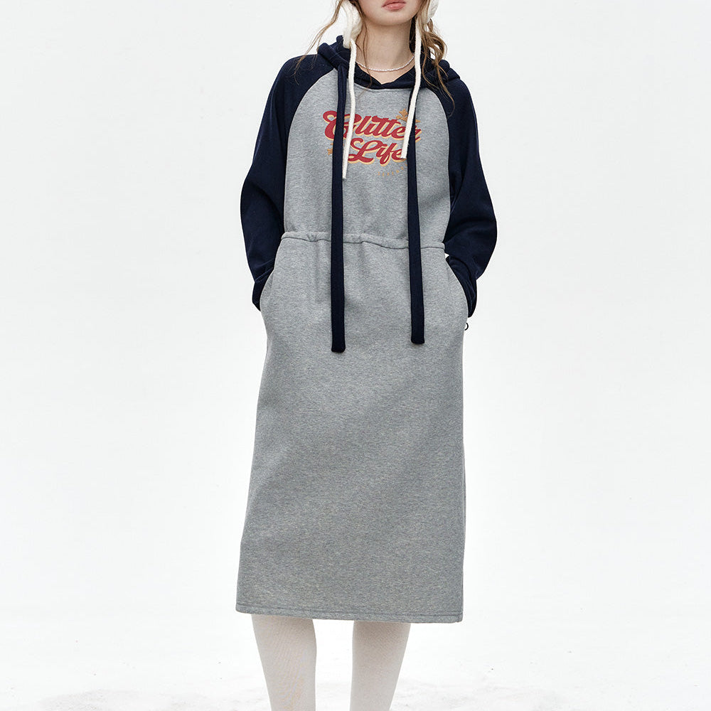 
                  
                    ELFSACK 2024 Winter New Arrivals Hooded long women dress with raglan sleeves, contrasting letter print, waist drawstring
                  
                