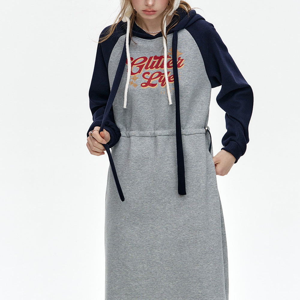 
                  
                    ELFSACK 2024 Winter New Arrivals Hooded long women dress with raglan sleeves, contrasting letter print, waist drawstring
                  
                