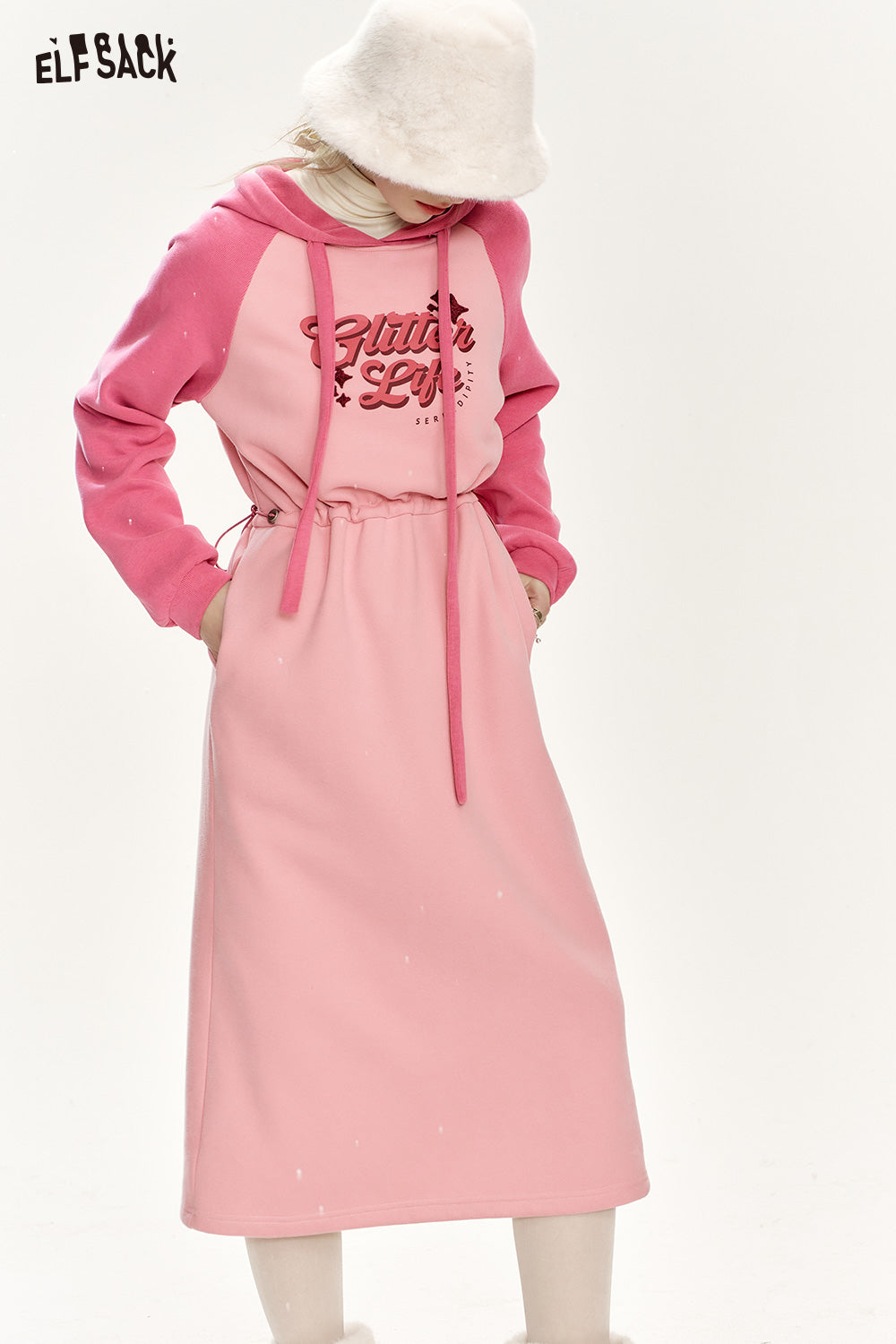 ELFSACK Hooded long women dress with raglan sleeves, contrasting letter print, waist drawstring