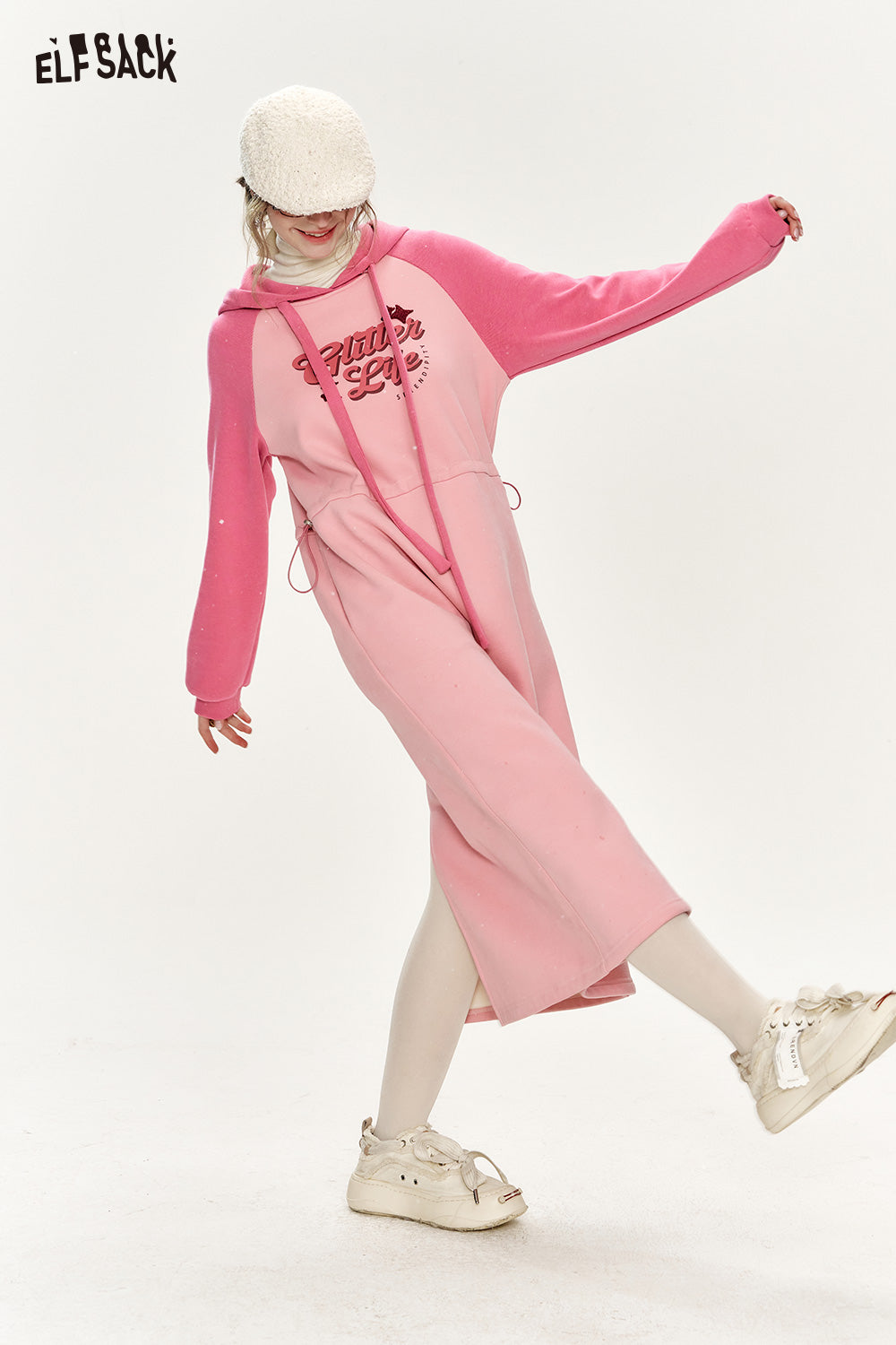 ELFSACK Hooded long women dress with raglan sleeves, contrasting letter print, waist drawstring