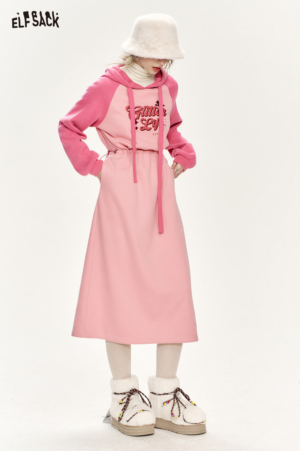 ELFSACK Hooded long women dress with raglan sleeves, contrasting letter print, waist drawstring