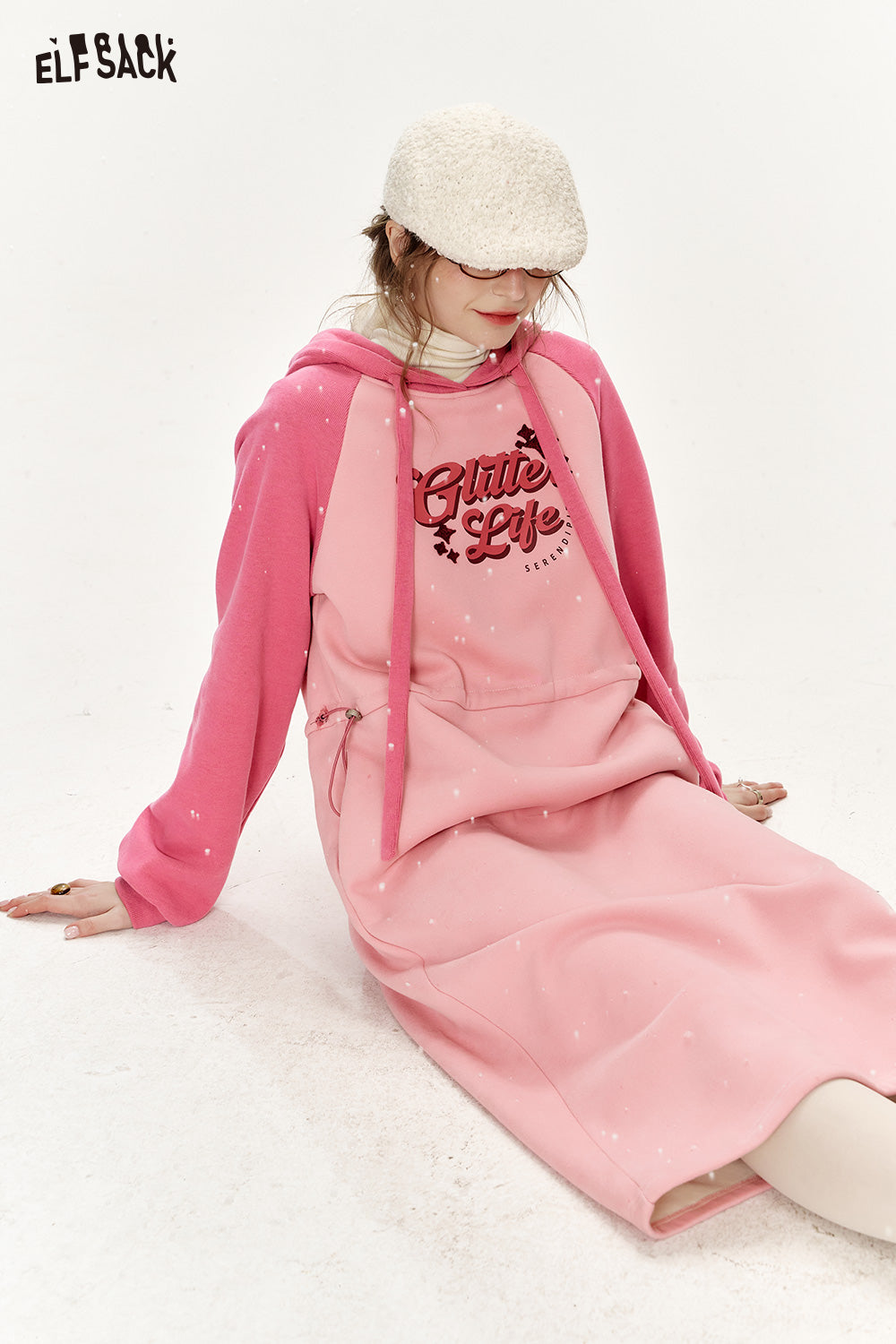 ELFSACK Hooded long women dress with raglan sleeves, contrasting letter print, waist drawstring