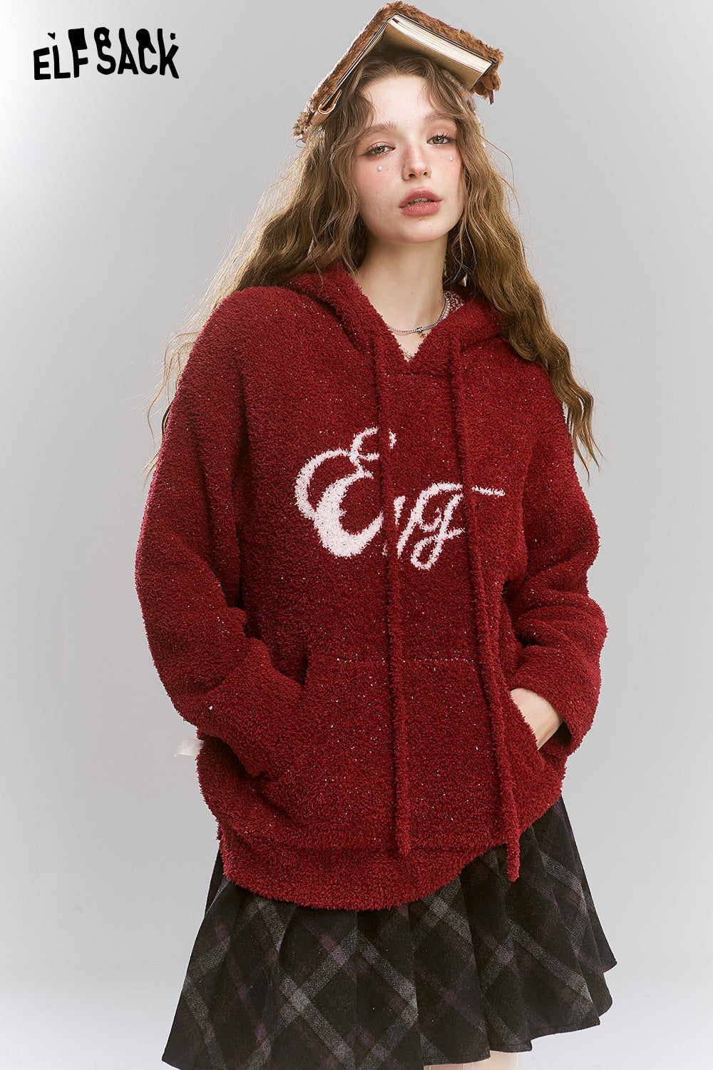 ELFSACK 2024 Winter New Arrivals Retro Soft Warm Dark Red Letter Hooded Sweater For Women