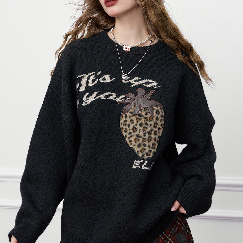 ELFSACK 2024 Winter New Arrivals Sweet and cool loose leopard print strawberry patch black sweater for women