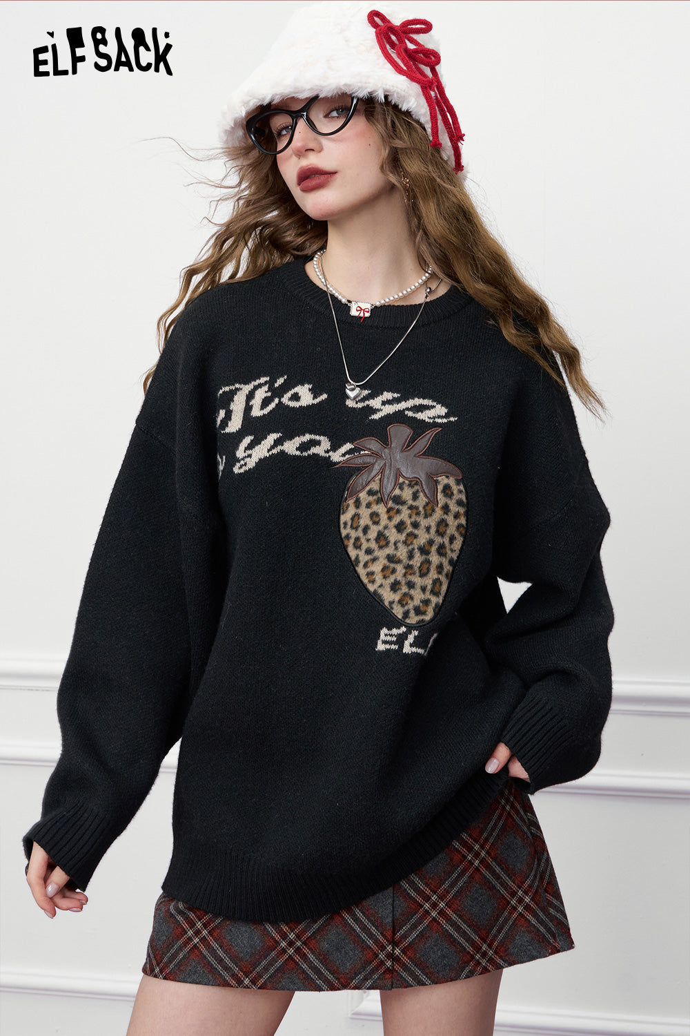 ELFSACK 2024 Winter New Arrivals Sweet and cool loose leopard print strawberry patch black sweater for women