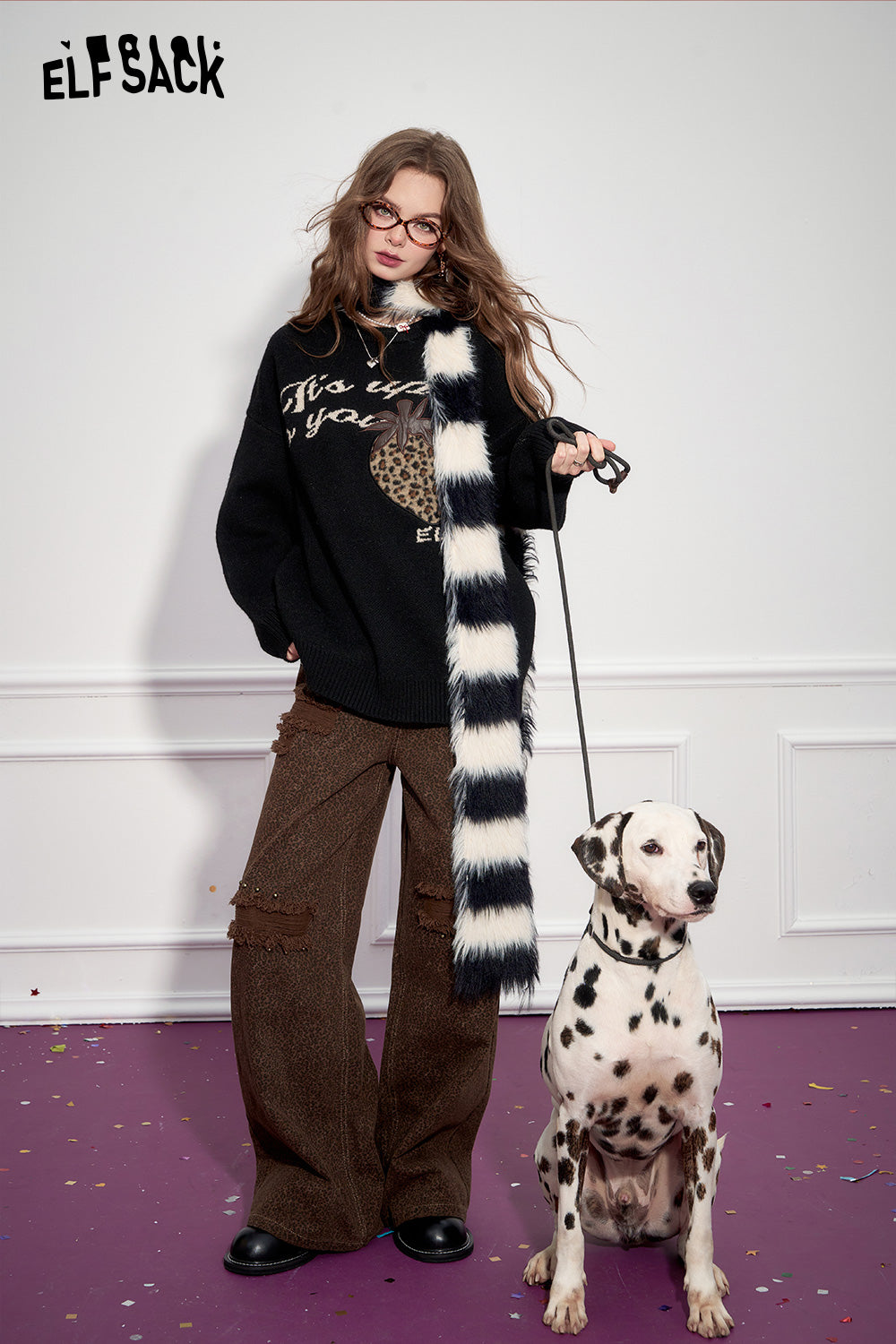ELFSACK Sweet and cool loose leopard print strawberry patch black sweater
