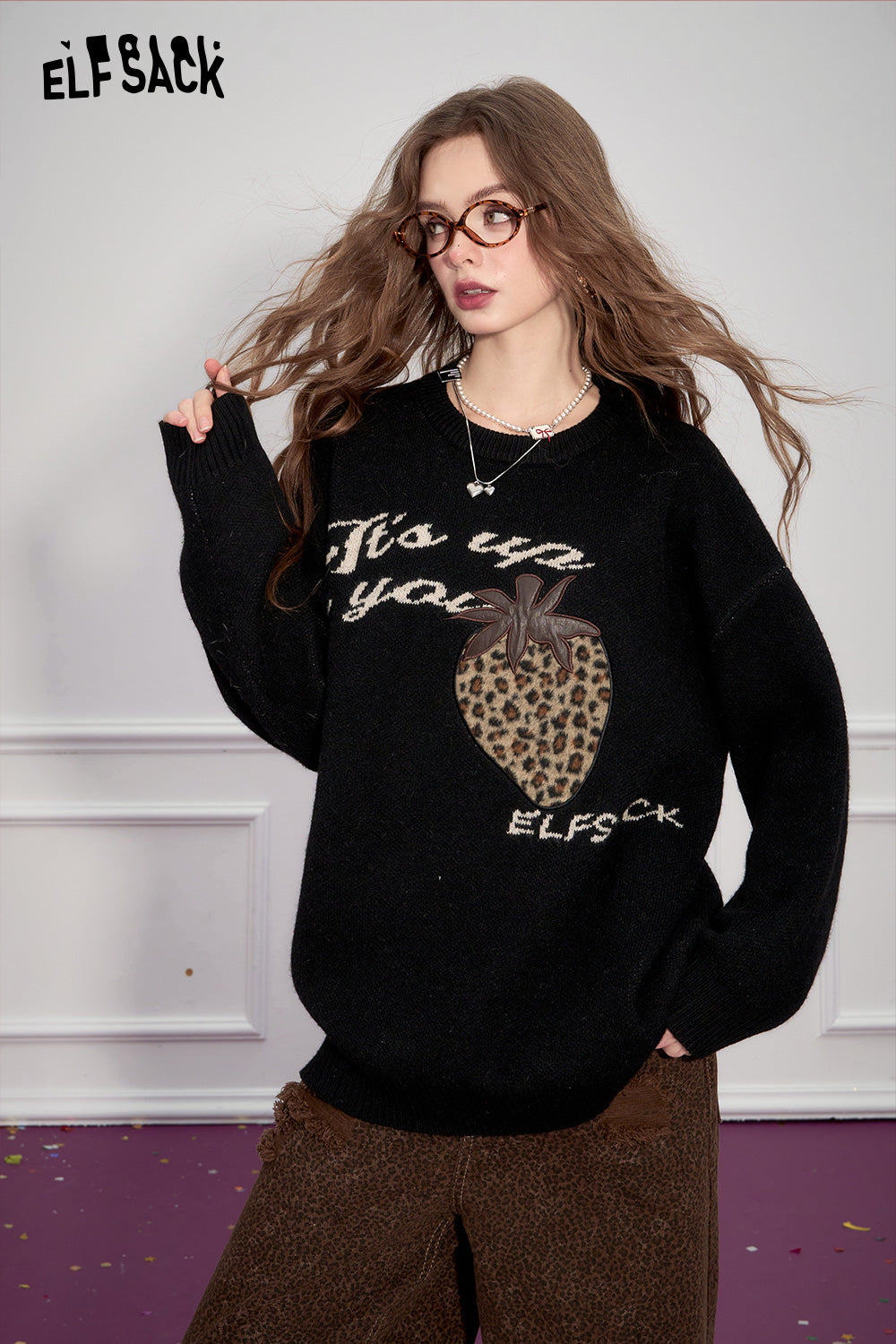 ELFSACK Sweet and cool loose leopard print strawberry patch black sweater
