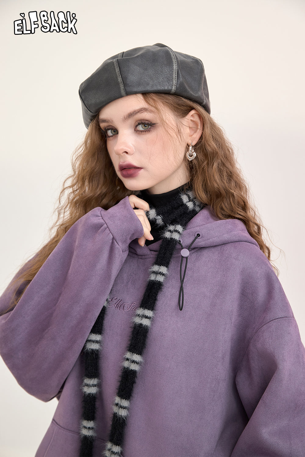 ELFSACK 2024 Winter New Arrivals Vintage purple faux suede hoodie for women with letter embroidery and velvet