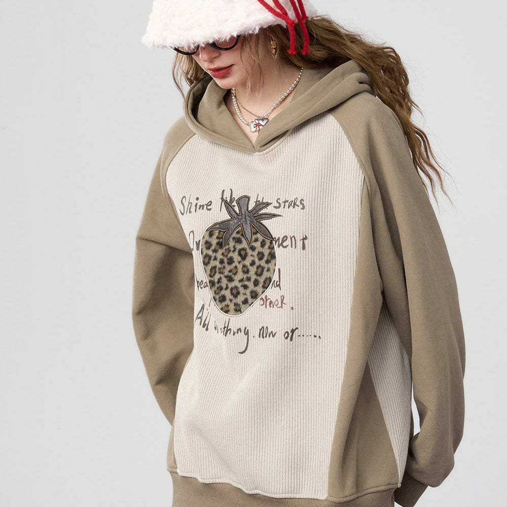 ELFSACK 2024 Winter New Arrivals Retro Casual Contrast Color Stitching Strawberry Leopard Print Plush Hoodie Women