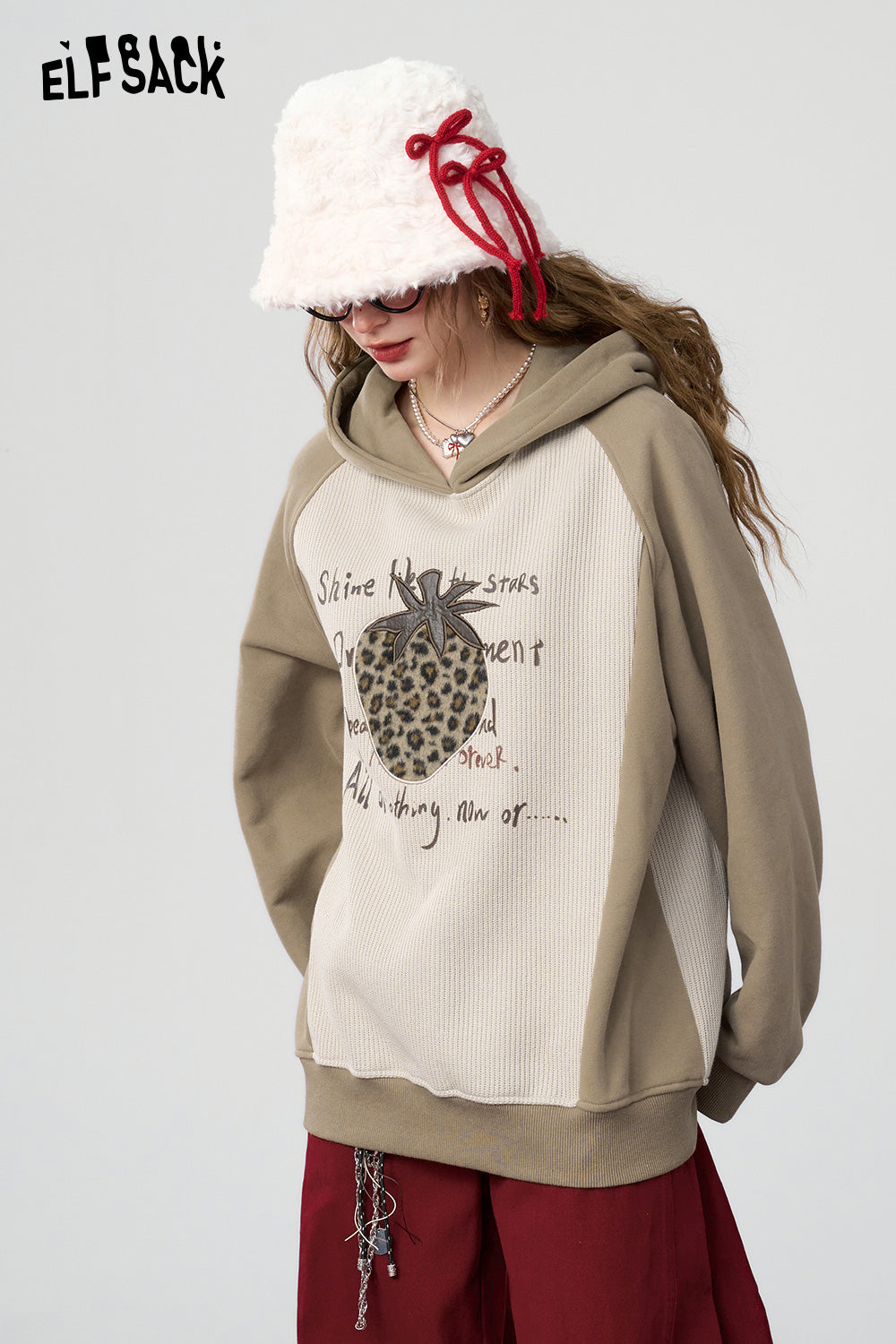 ELFSACK 2024 Winter New Arrivals Retro Casual Contrast Color Stitching Strawberry Leopard Print Plush Hoodie Women