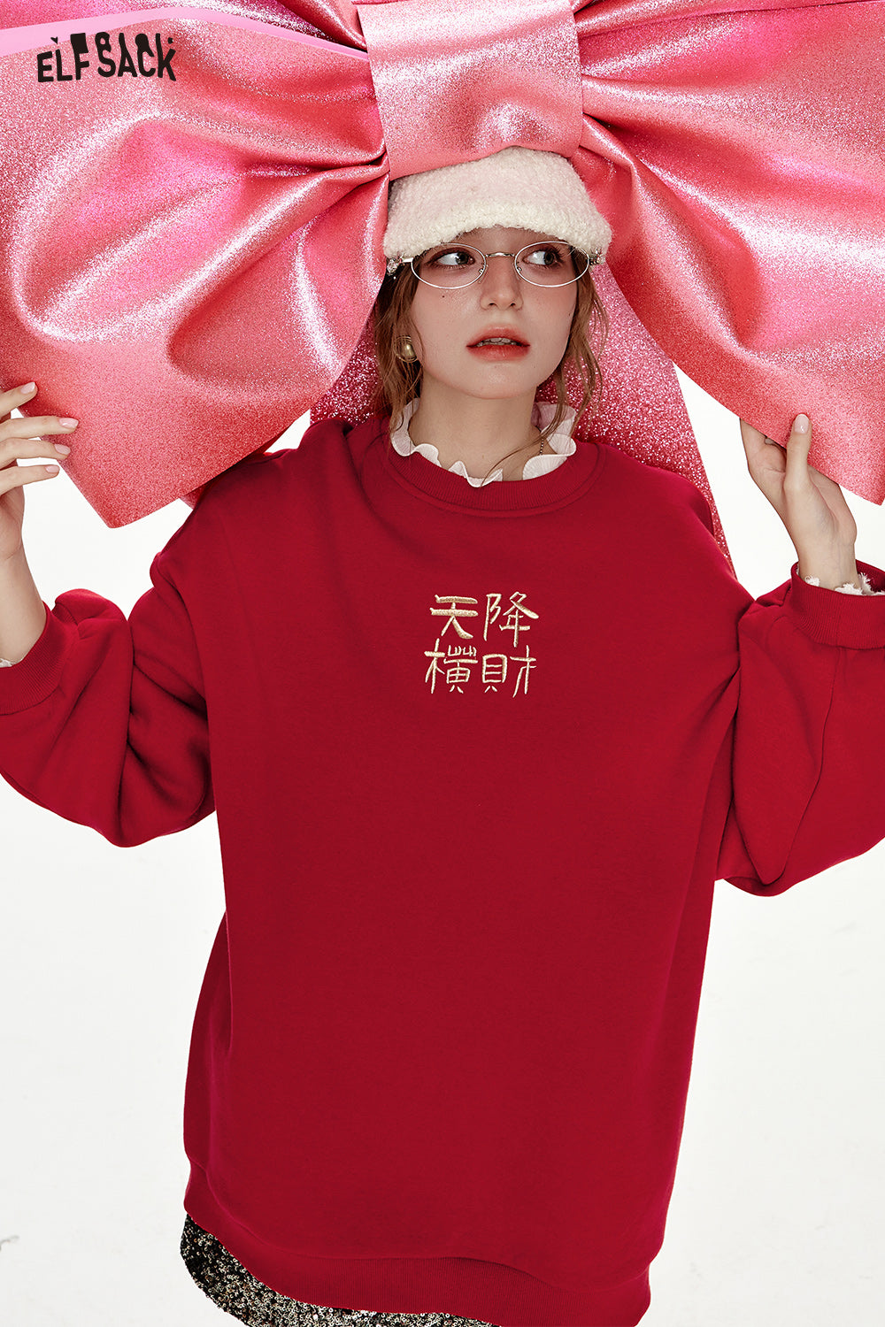 ELFSACK Year Red Loose Plush Round Neck Sweatshirt Women