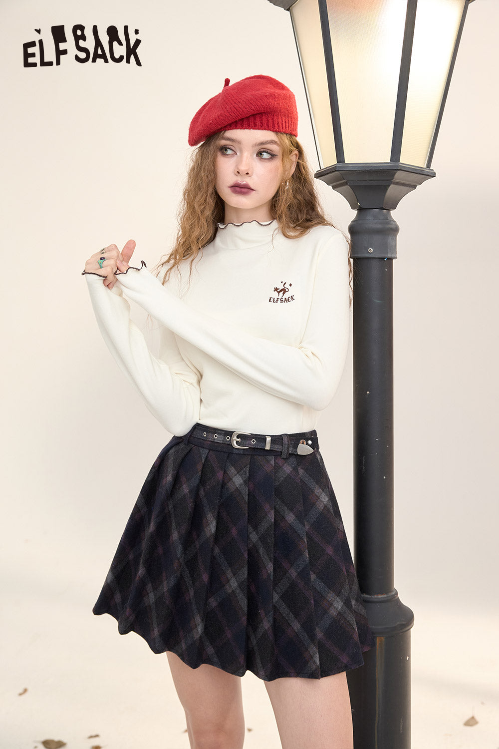 ELFSACK Half turtleneck long-sleeved T-shirt, ruffled edge, cat embroidery, slim fit bottoming shirt