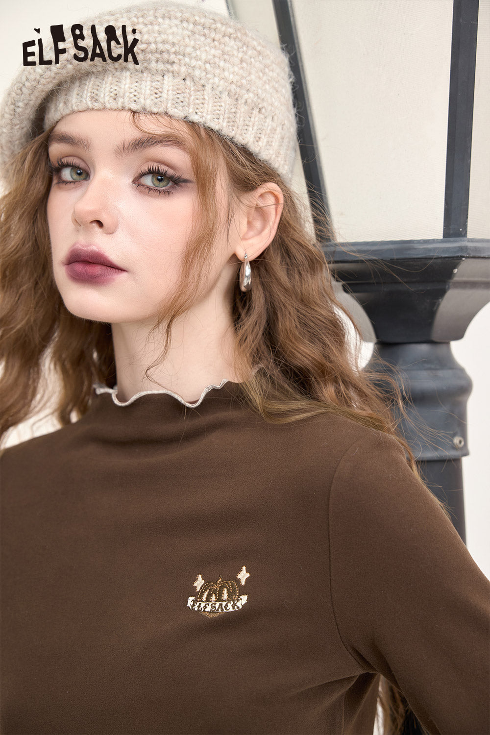 ELFSACK Half turtleneck long-sleeved T-shirt, ruffled edge, cat embroidery, slim fit bottoming shirt
