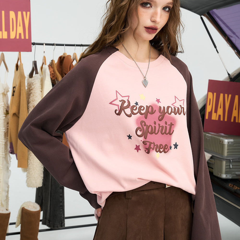 
                  
                    ELFSACK 2024 Winter New Arrivals Letter print contrasting color shoulder long sleeved T-shirt for women, American retro top
                  
                