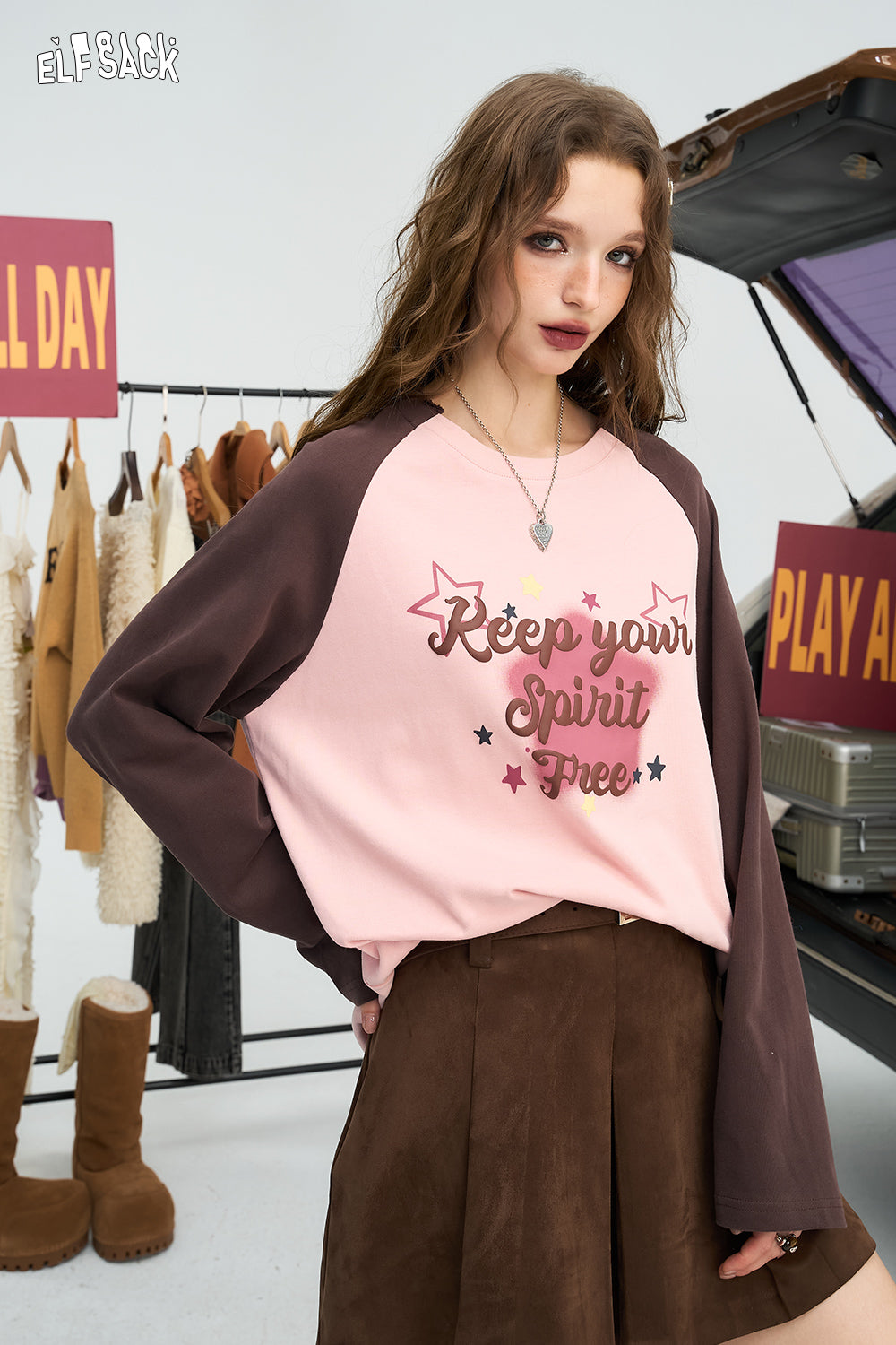 ELFSACK Letter print contrasting color shoulder long sleeved T-shirt, American retro top