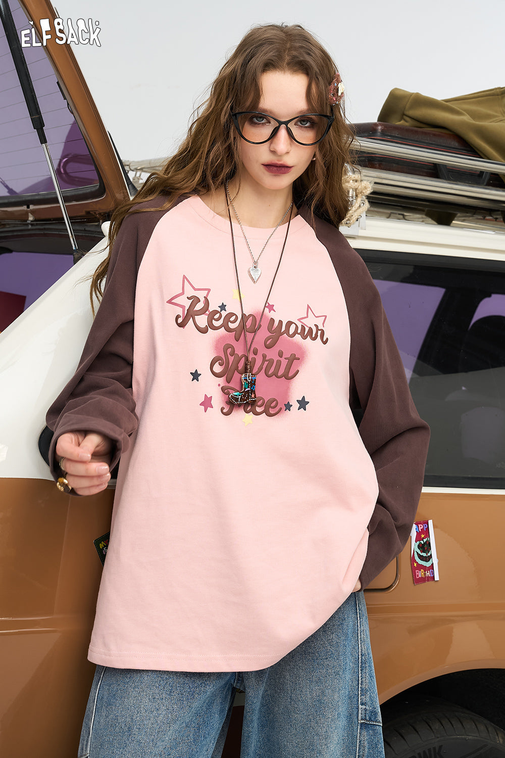 ELFSACK Letter print contrasting color shoulder long sleeved T-shirt, American retro top