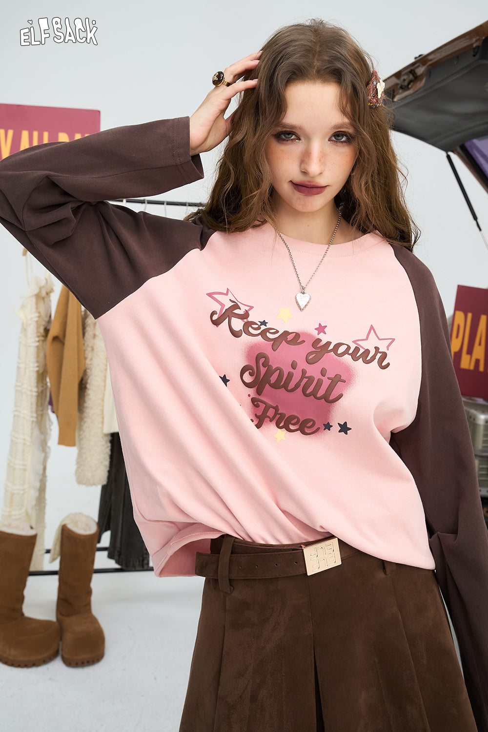 ELFSACK Letter print contrasting color shoulder long sleeved T-shirt, American retro top
