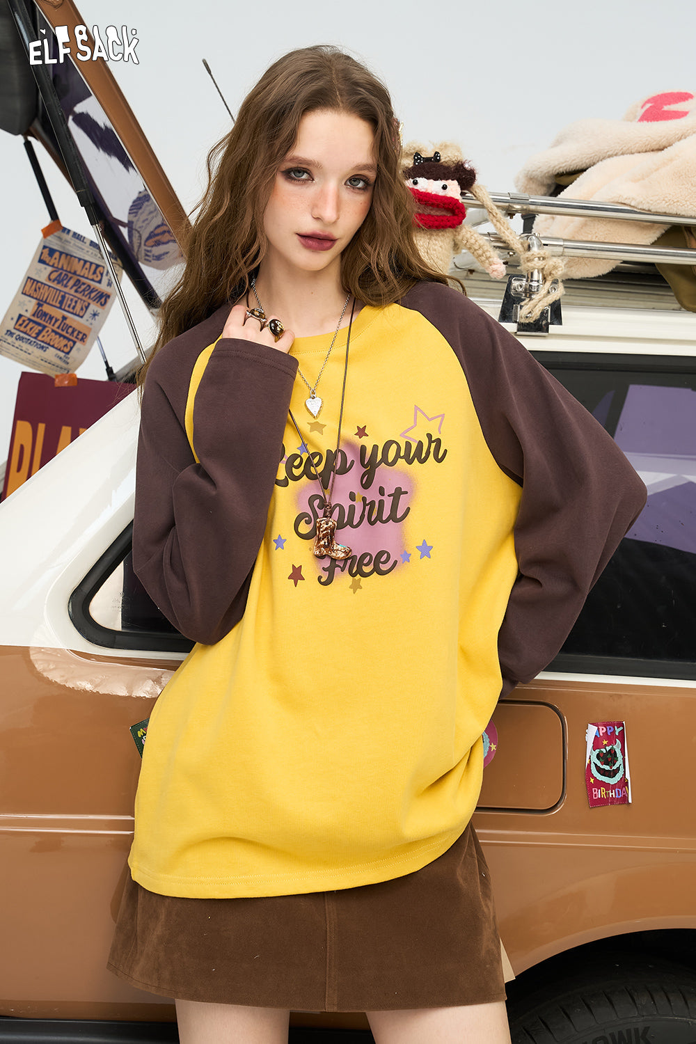 ELFSACK Letter print contrasting color shoulder long sleeved T-shirt, American retro top