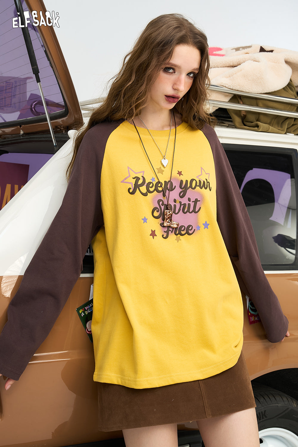 ELFSACK Letter print contrasting color shoulder long sleeved T-shirt, American retro top