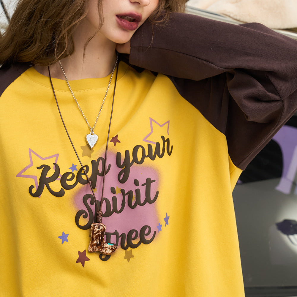 
                  
                    ELFSACK 2024 Winter New Arrivals Letter print contrasting color shoulder long sleeved T-shirt for women, American retro top
                  
                