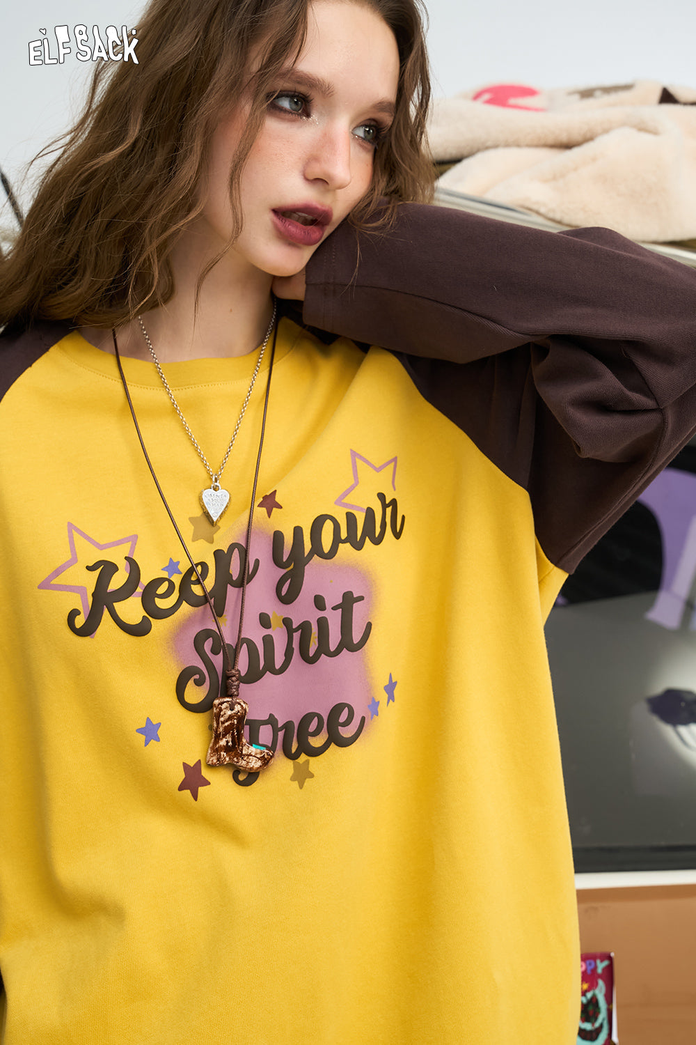 ELFSACK Letter print contrasting color shoulder long sleeved T-shirt, American retro top