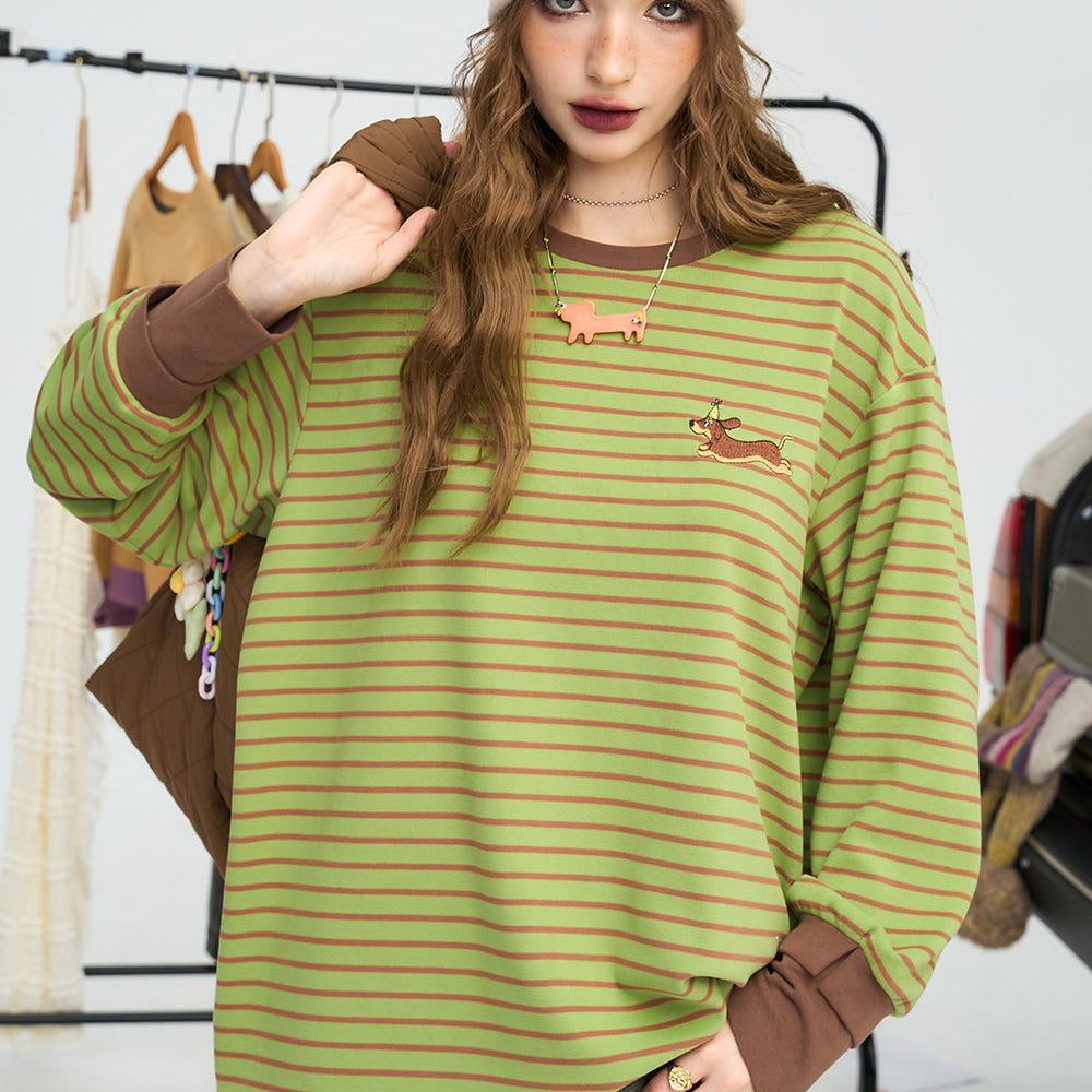 
                  
                    ELFSACK 2024 Winter New Arrivals Dog embroidered green striped loose long sleeved t-shirt for women
                  
                