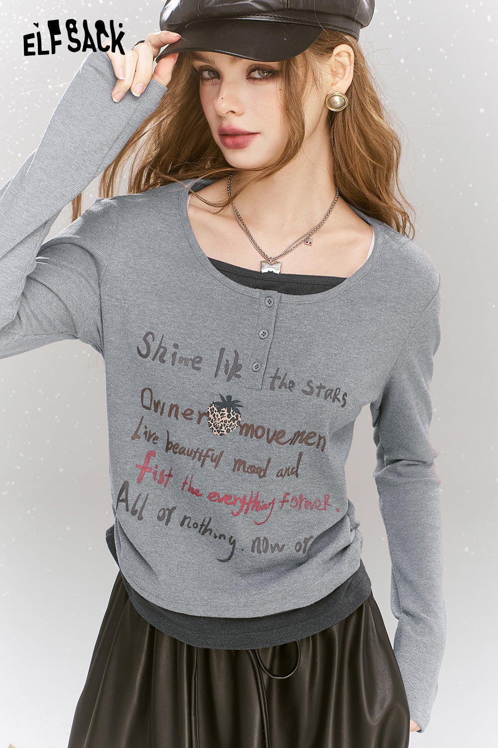 ELFSACK 2024 Winter New Arrivals Casual Versatile Letter Printed Grey Fake Two piece Long Sleeve Slimming T-shirt for Women's Casual Versatile