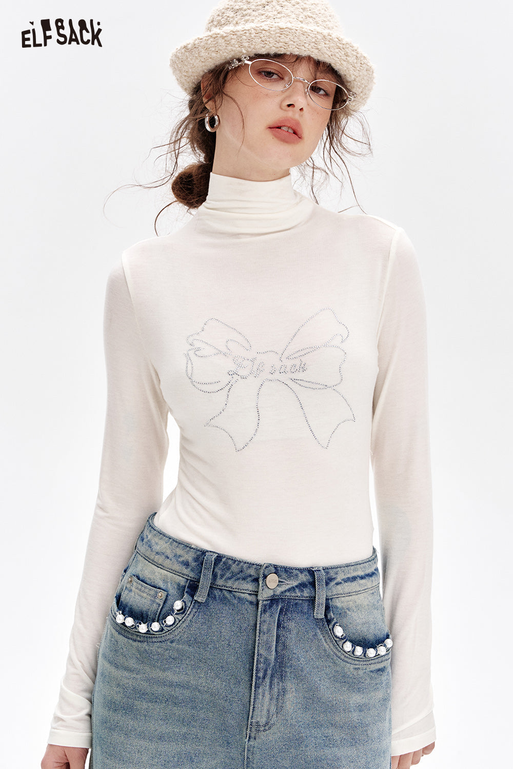 ELFSACK 2024 Winter New Arrivals Bowknot Hot Diamond White Turtleneck Slim Fit T-shirt Women