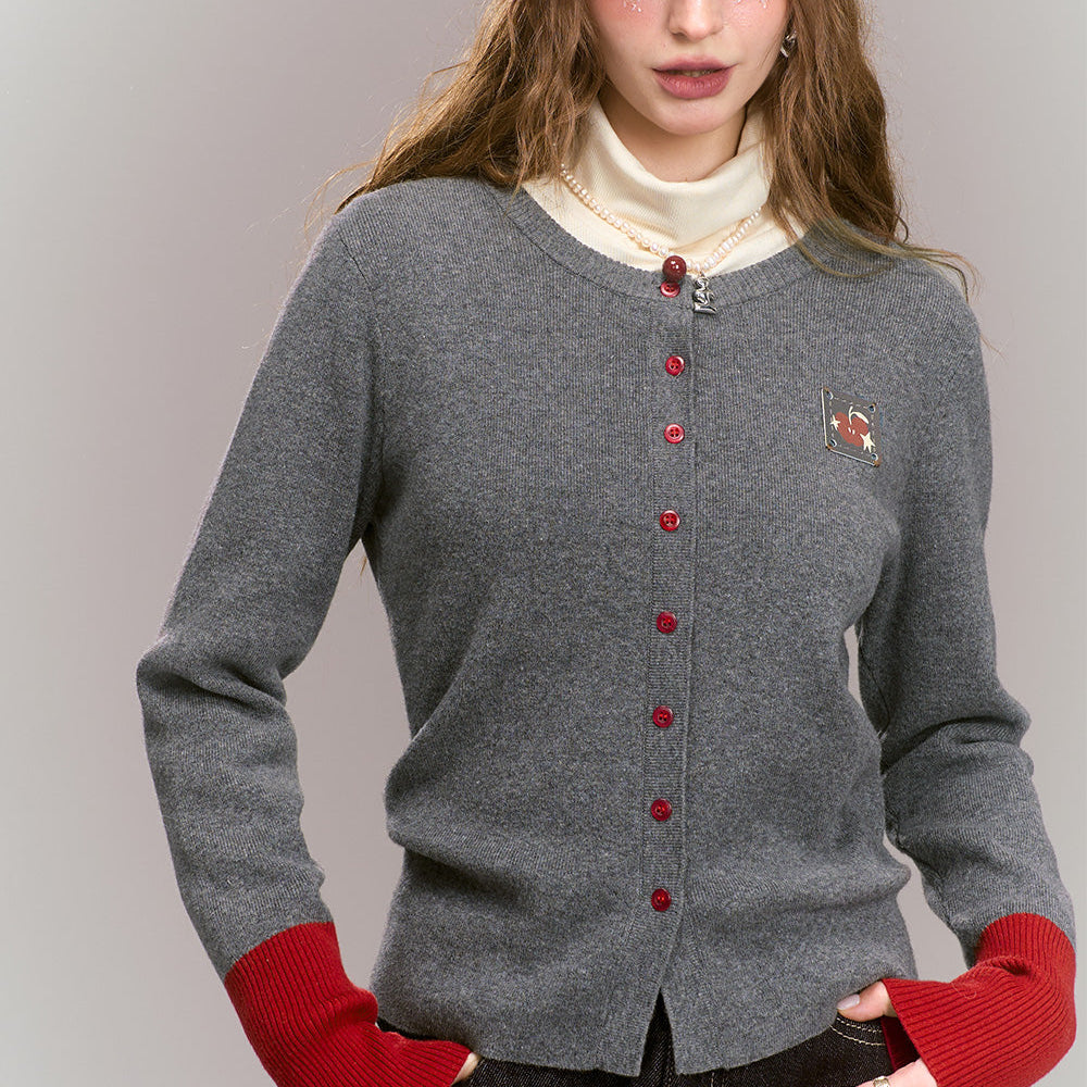 
                  
                    ELFSACK 2024 Winter New Arrivals Grey slim fit knitted sweater for women, base shirt with contrasting cuffs and PU apple patch
                  
                