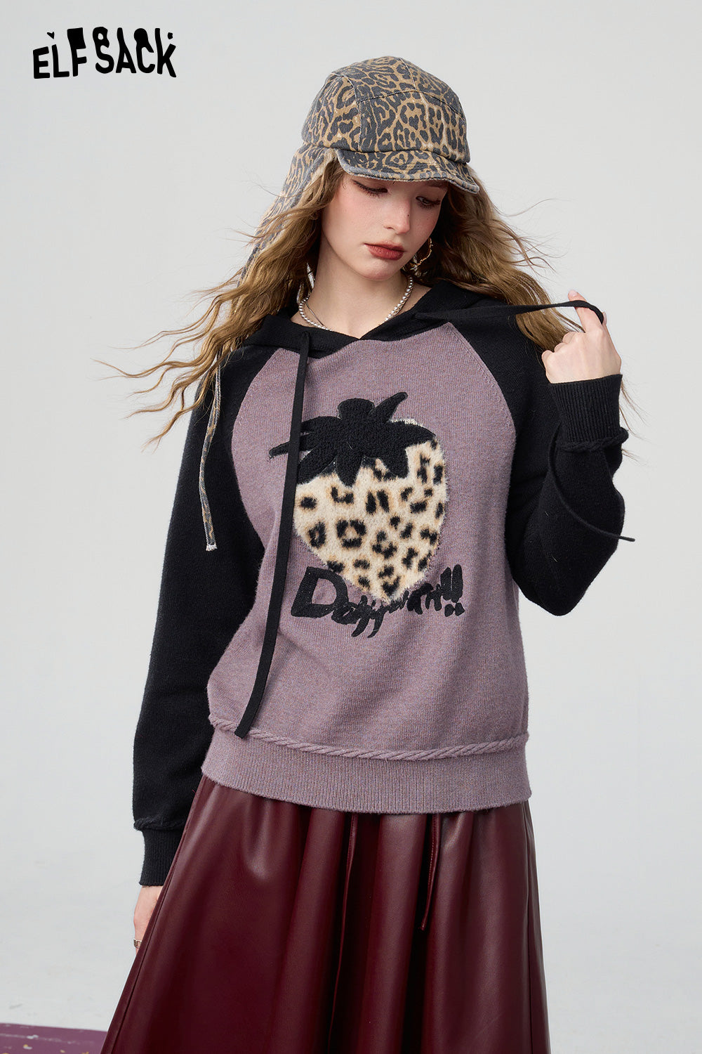 ELFSACK Sweet and cool raglan sleeve contrasting strawberry leopard print hooded knitted sweater