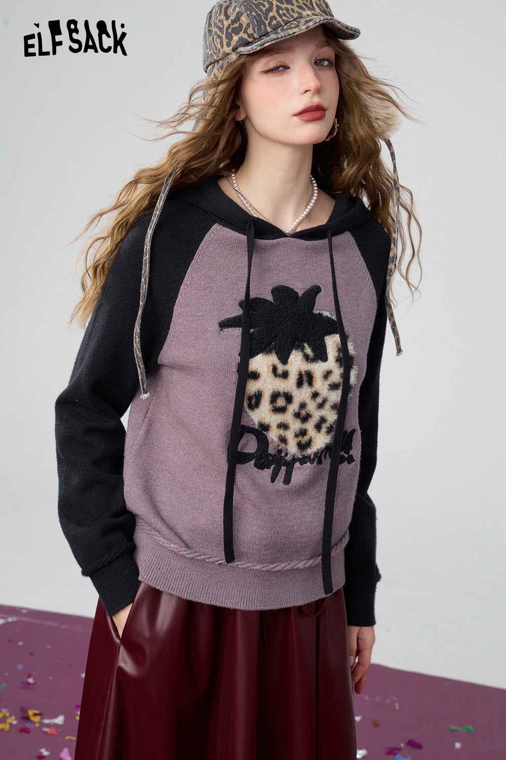 ELFSACK Sweet and cool raglan sleeve contrasting strawberry leopard print hooded knitted sweater