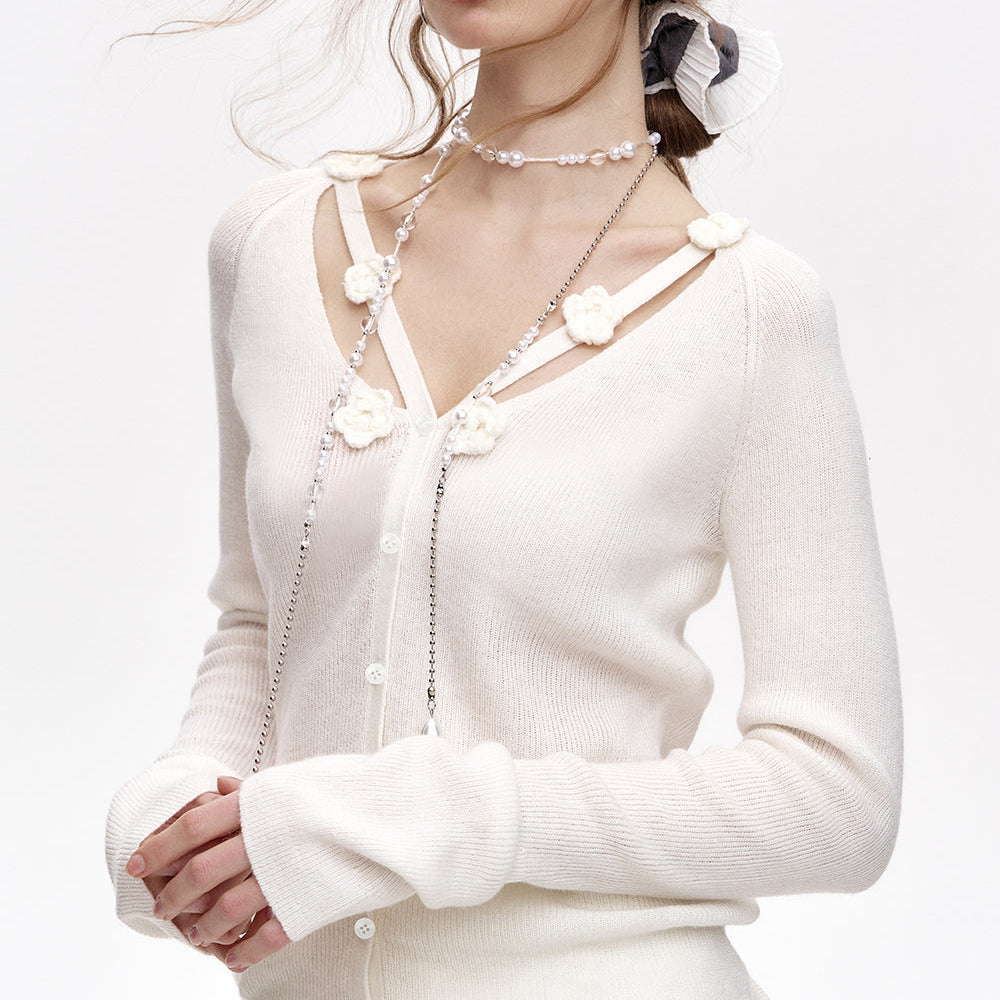 ELFSACK 2024 Winter New Arrivals Sweet White V-Neck Flowers Knitted Cardigan for Women