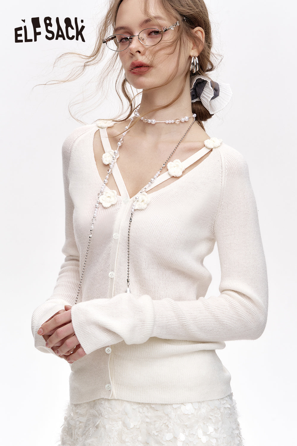 ELFSACK 2024 Winter New Arrivals Sweet White V-Neck Flowers Knitted Cardigan for Women