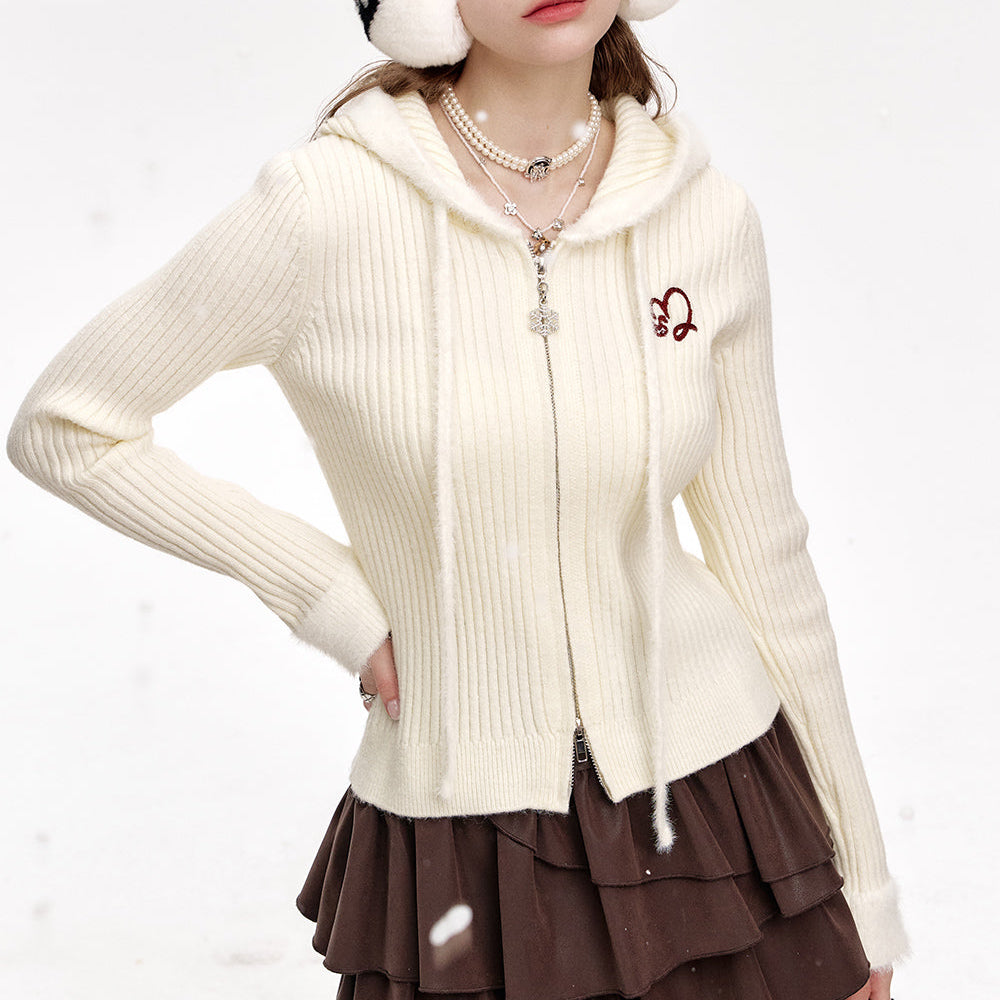 
                  
                    ELFSACK 2024 Winter New Arrivals Basic White Hooded Knit Cardigan Women with Zipper Embroidery
                  
                