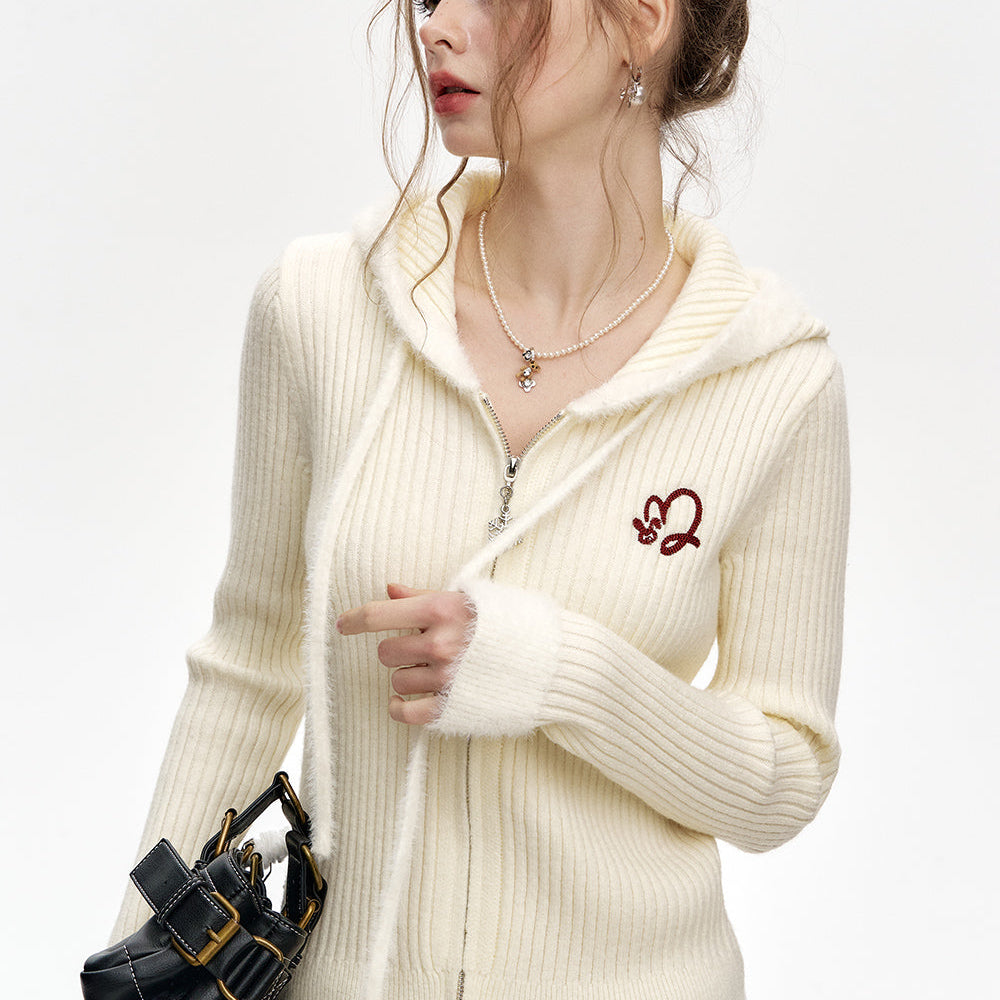 
                  
                    ELFSACK 2024 Winter New Arrivals Basic White Hooded Knit Cardigan Women with Zipper Embroidery
                  
                