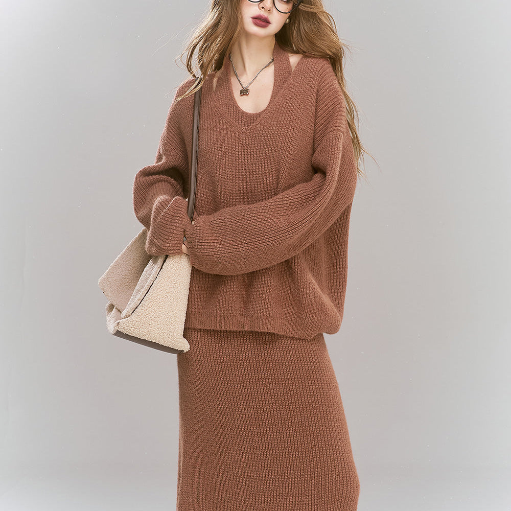 
                  
                    ELFSACK 2024 Winter New Arrivals Sweet V-neck knitted pullover Halter dress two-piece set
                  
                