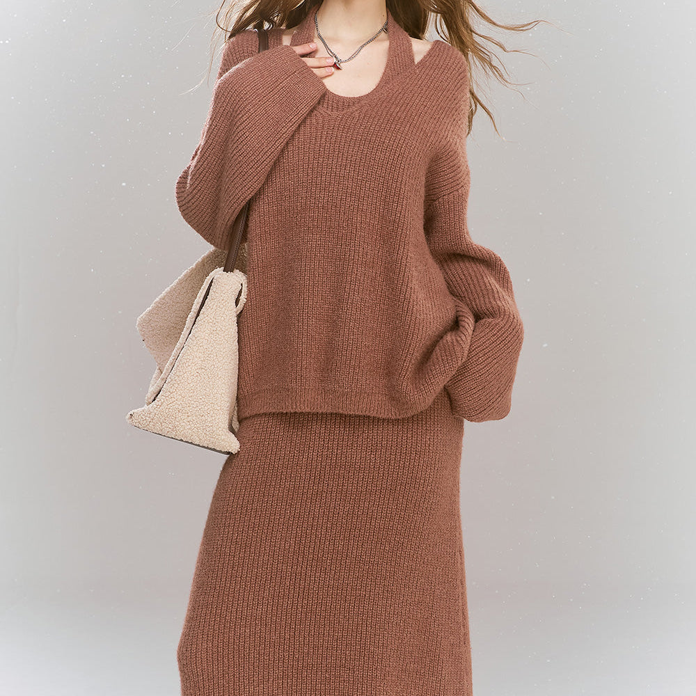 
                  
                    ELFSACK 2024 Winter New Arrivals Sweet V-neck knitted pullover Halter dress two-piece set
                  
                