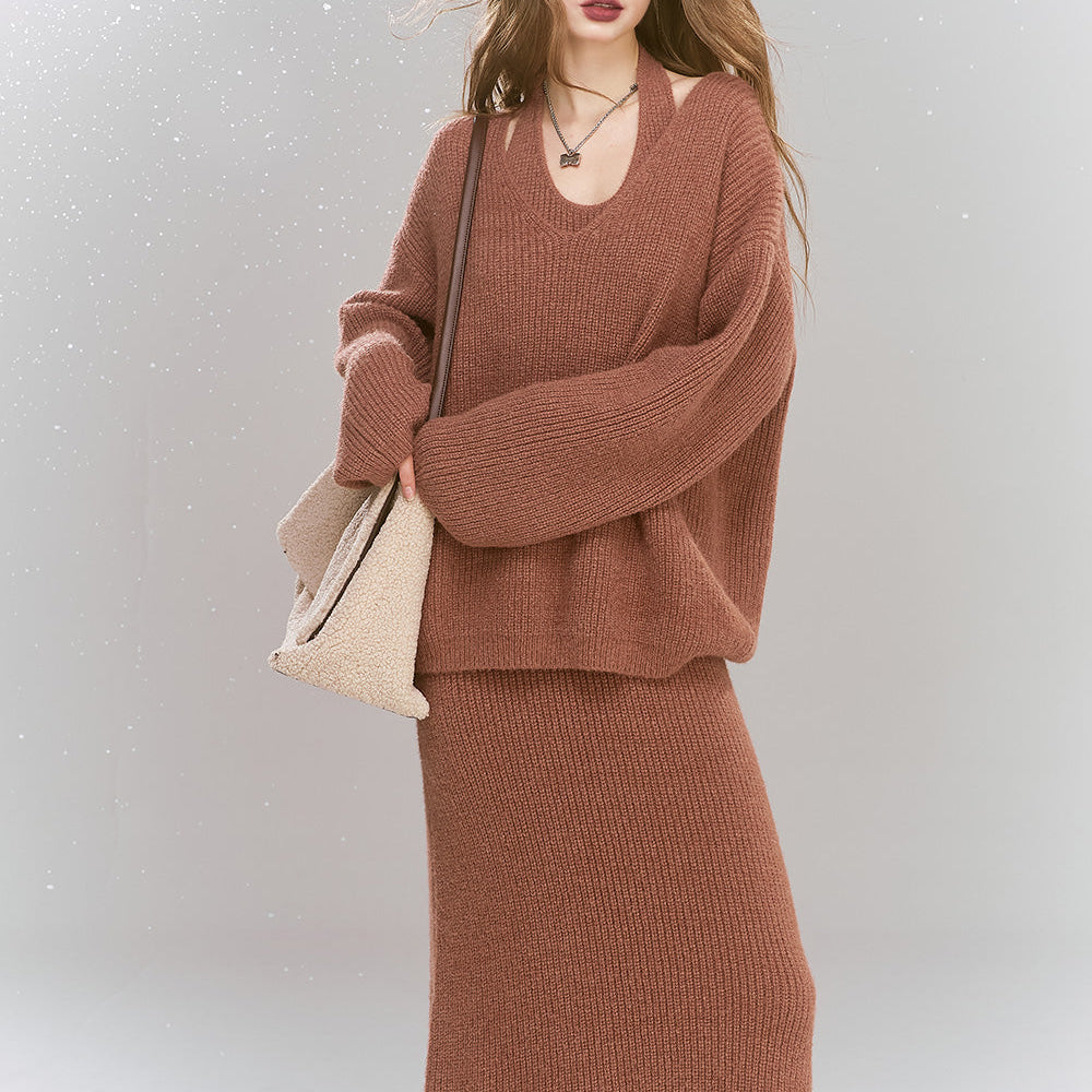 
                  
                    ELFSACK 2024 Winter New Arrivals Sweet V-neck knitted pullover Halter dress two-piece set
                  
                