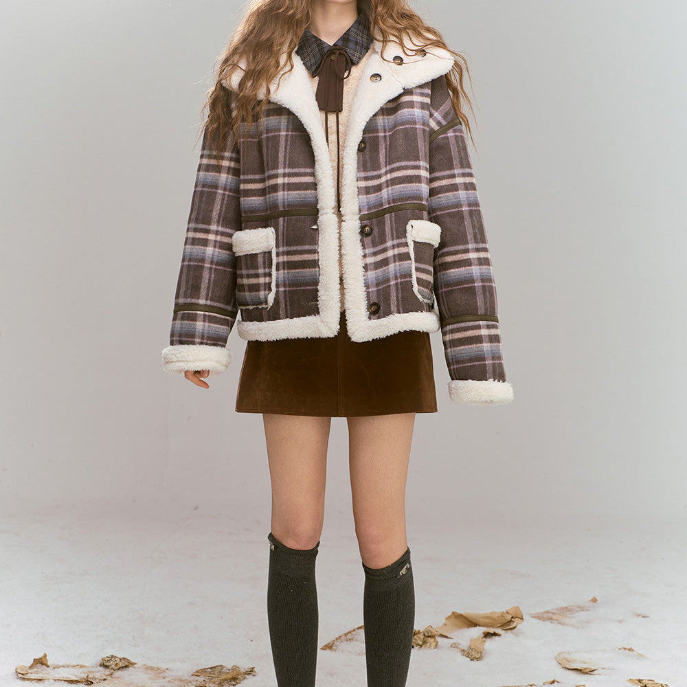 
                  
                    ELFSACK 2024 Winter New Arrivals Retro Preppy Style plaid short plush thick warm coat for women
                  
                