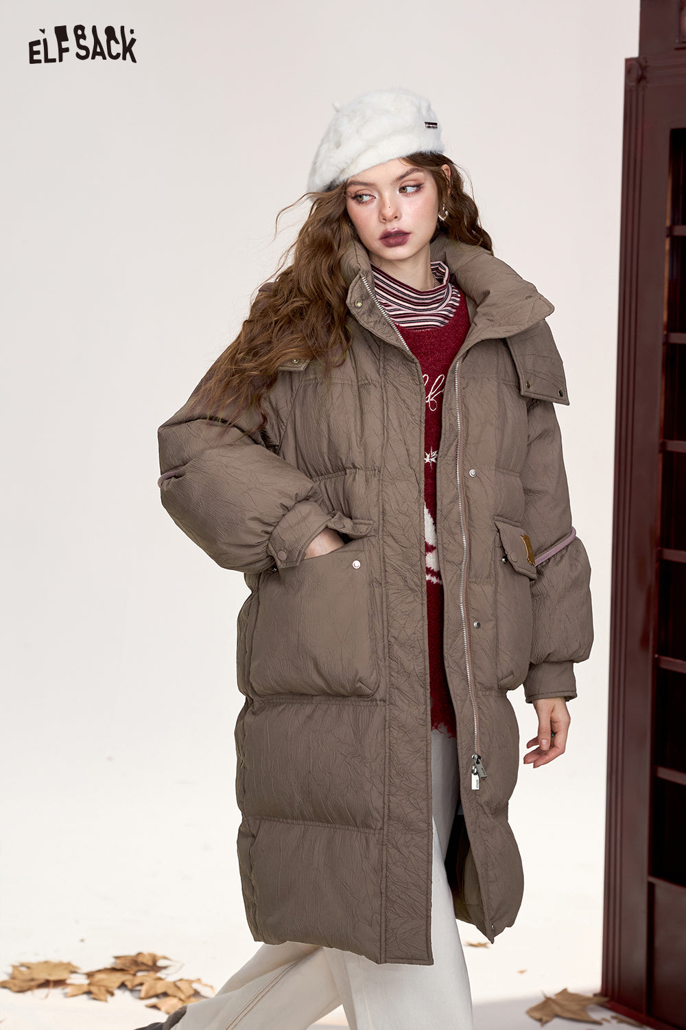 ELFSACK Retro coffee color mid-length hooded down jacket warm coat with letter patch on the back
