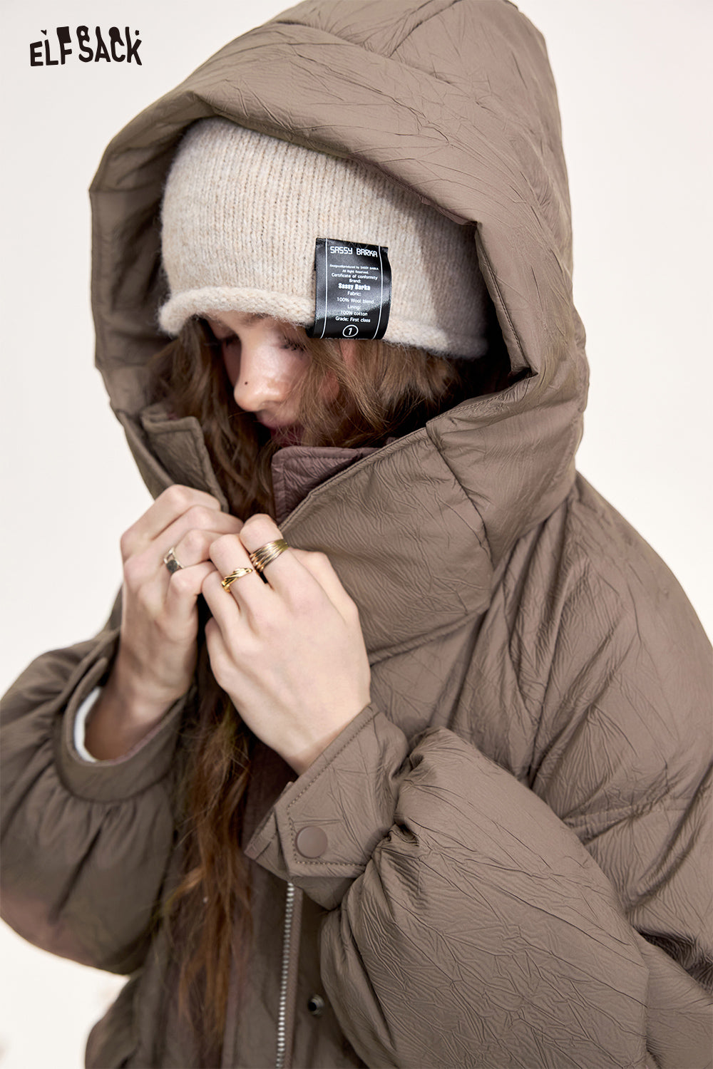 ELFSACK Retro coffee color mid-length hooded down jacket warm coat with letter patch on the back