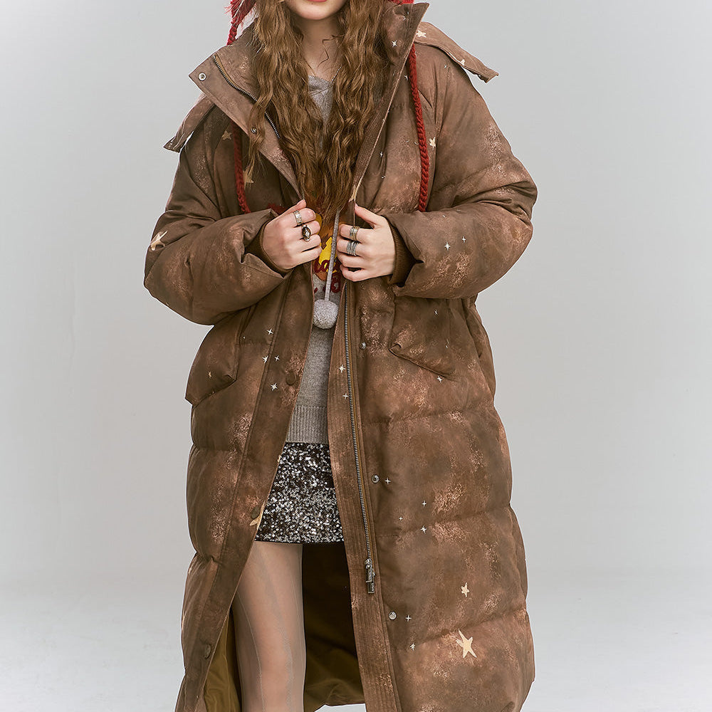 ELFSACK 2024 Winter New Arrivals Maillard retro printed long hooded warm down jacket