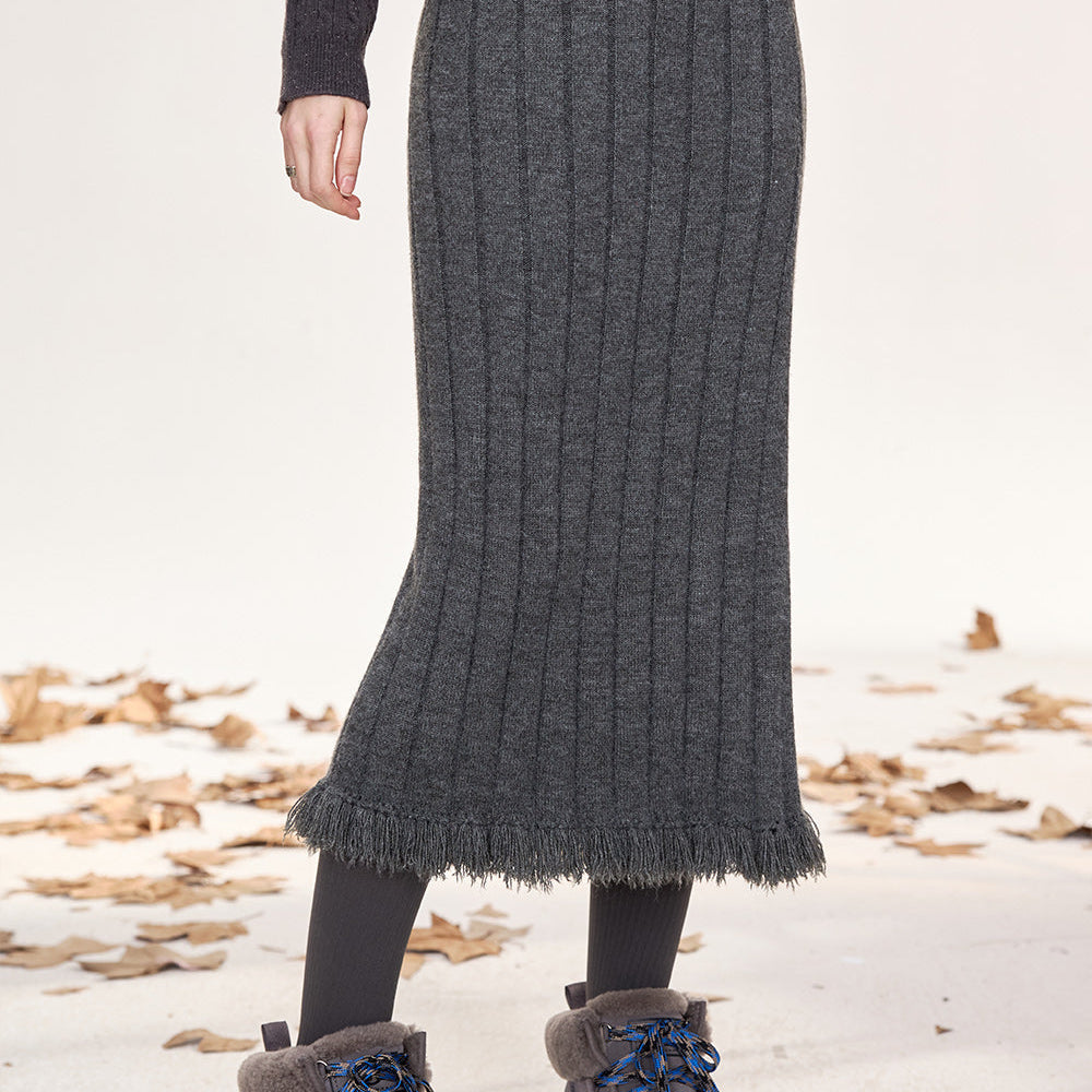 
                  
                    ELFSACK 2024 Winter New Arrivals Grey knitted slim skirt for women Tassel design fishtail skirt
                  
                