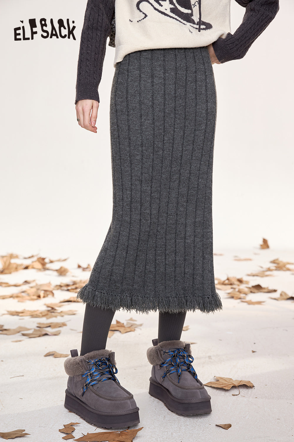 ELFSACK 2024 Winter New Arrivals Grey knitted slim skirt for women Tassel design fishtail skirt