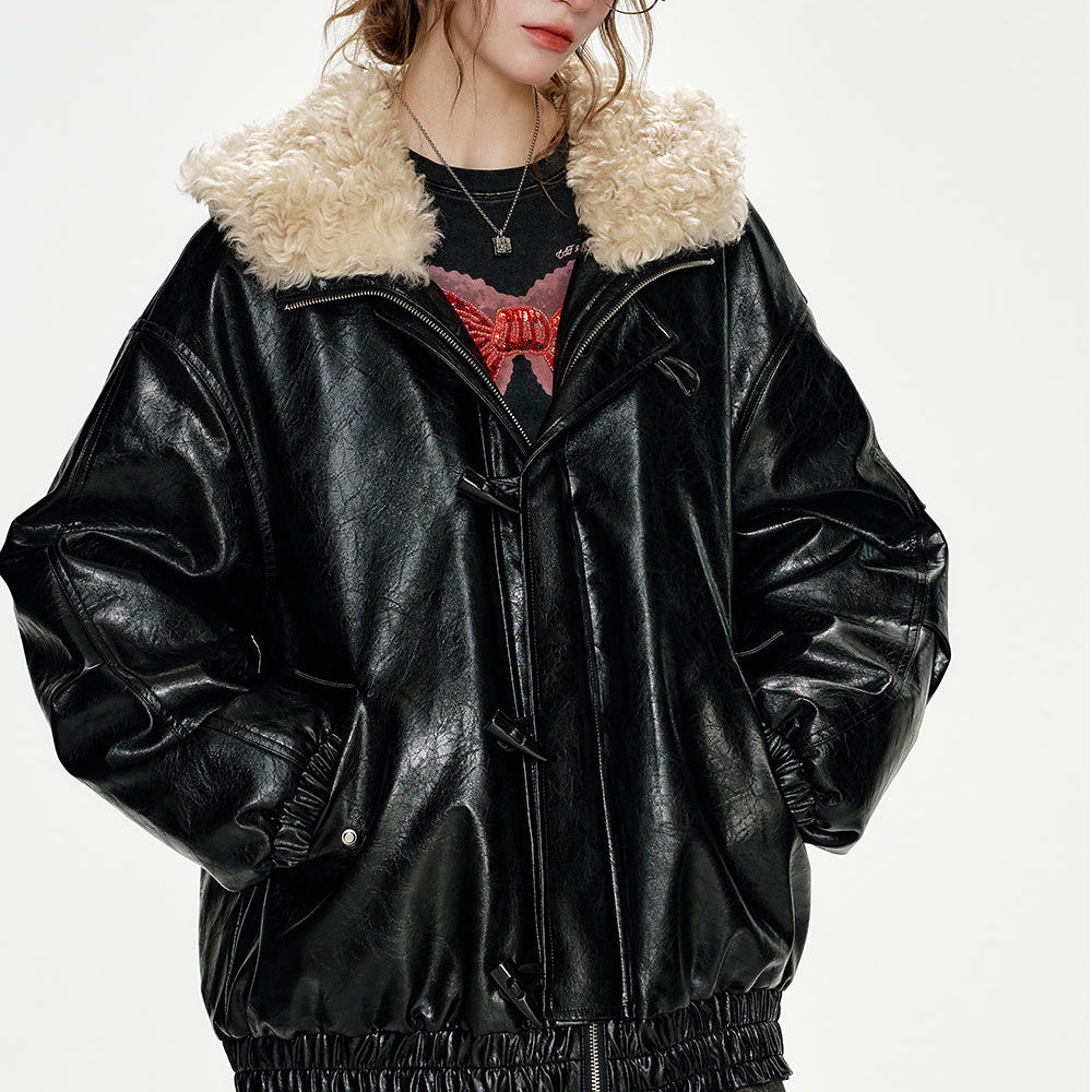 ELFSACK 2024 Winter New Arrivals PU Black Large Faux Fur Collar Horn Button Leather Jacket