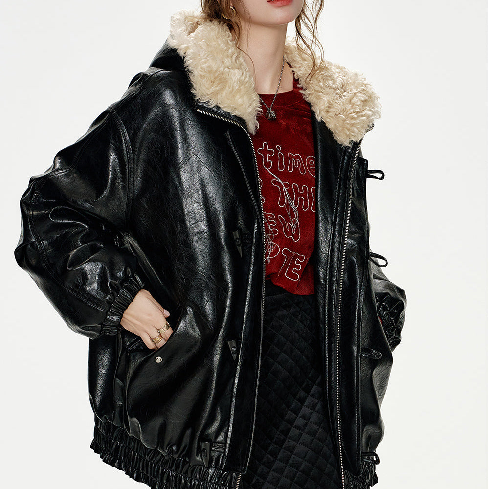 
                  
                    ELFSACK 2024 Winter New Arrivals PU Black Large Faux Fur Collar Horn Button Leather Jacket
                  
                