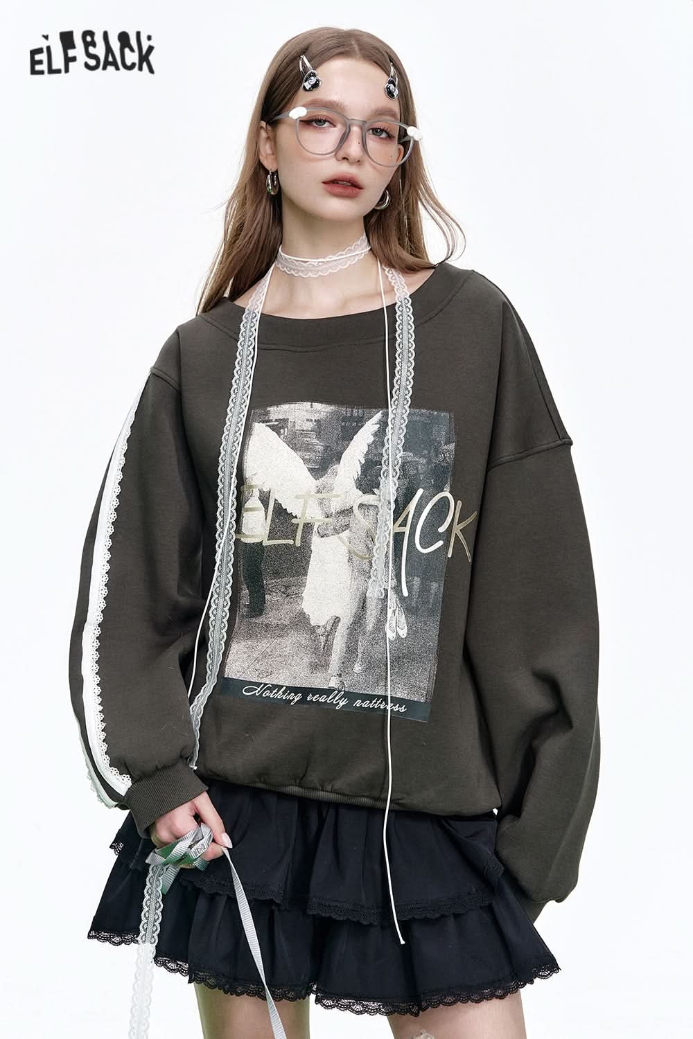 ELFSACK Retro Print Gilding Letter Sweatshirt Women's Off-shoulder Lace Stitching Top