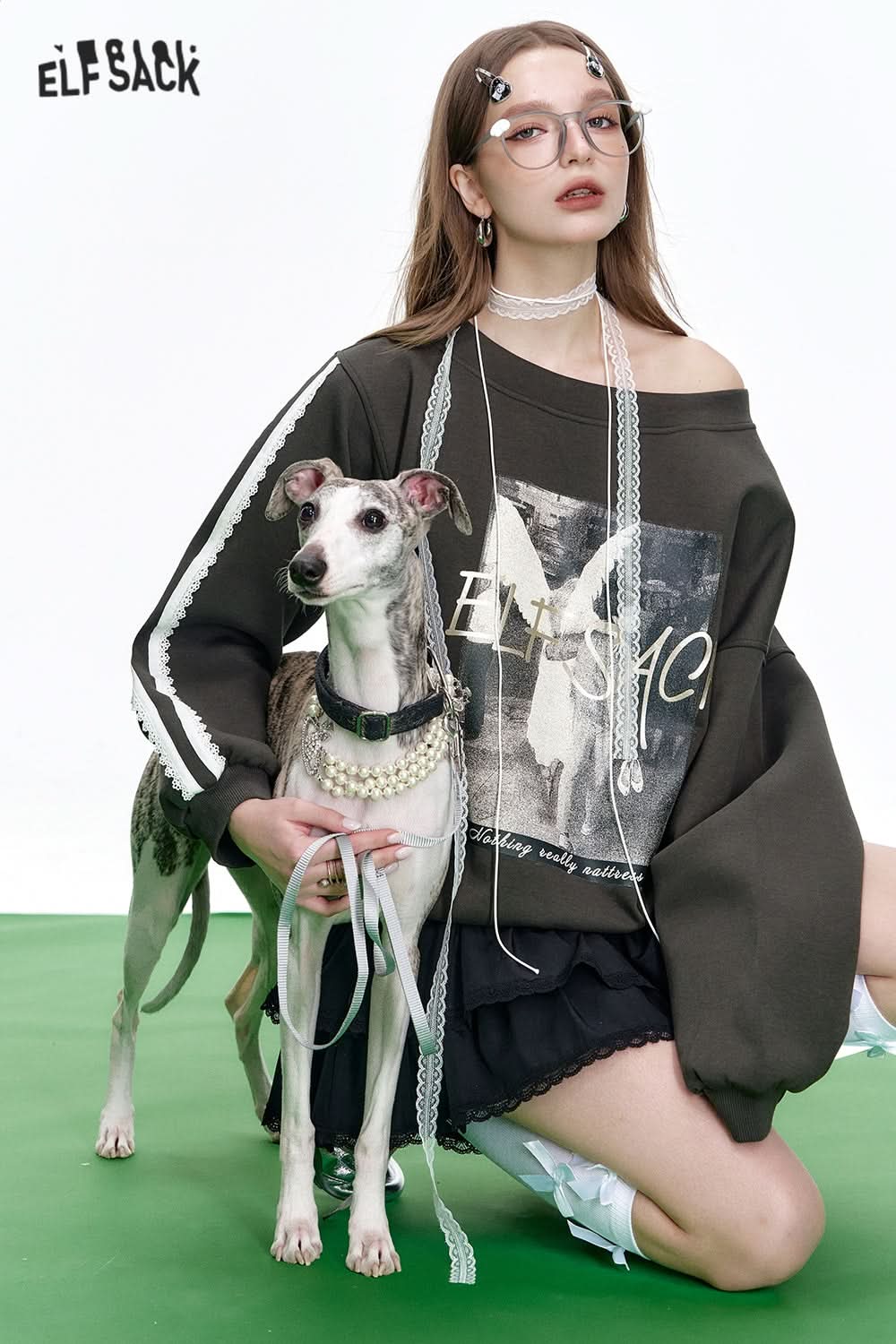 ELFSACK Retro Print Gilding Letter Sweatshirt Women's Off-shoulder Lace Stitching Top